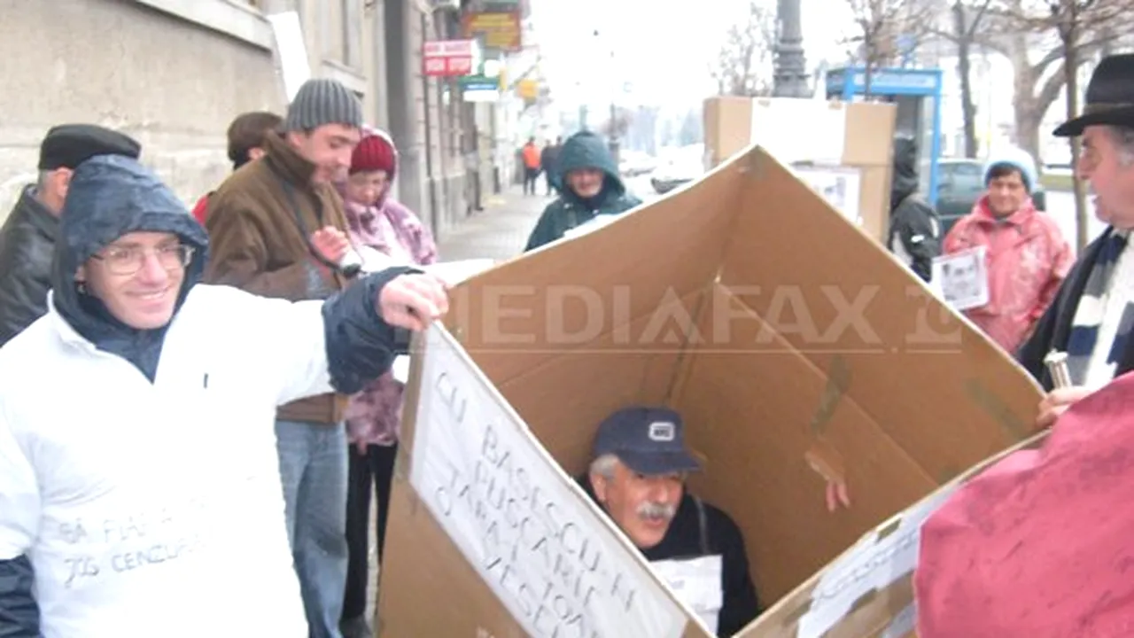 Băsescu şi Falcă, purtaţi pe stradă în 