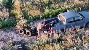 Imagini ca în filme cu un comandant ucrainean care evacuează singur doi militari răniți pe linia frontului