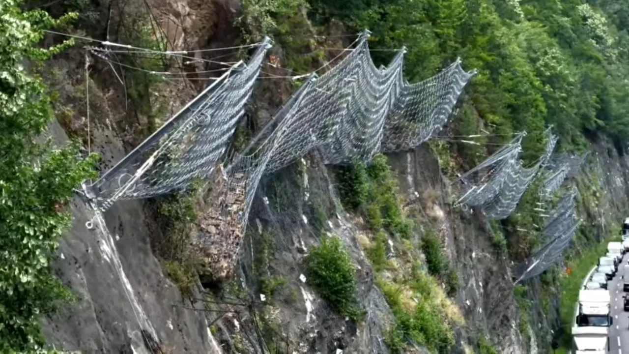 Fără restricții de trafic pe Valea Oltului în august: barierele de protecție de pe DN 7 și-au arătat deja eficiența