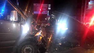Grav accident pe Calea Plevnei din Bucureşti. Şase răniţi, după ce o ambulanţă, un microbuz şi patru autoturisme s-au ciocnit / Şoferii, testaţi cu alcooltestul - VIDEO