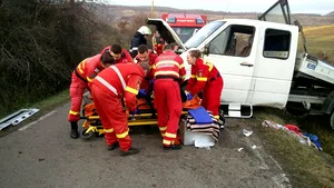 Cinci bărbaţi au fost transportaţi la spital după ce maşina în care erau a ieşit în decor