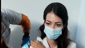 Exemple folosite de autorităţile pentru a chema lumea să se imunizeze. Miss Universe România s-a vaccinat cu a treia doză