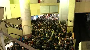 GALERIE FOTO Trafic aglomerat la metrou. Sute de călători, pe peroane/ UPDATE Metrorex: Pentru a evita aglomeraţia este posibilă limitarea accesului în staţii