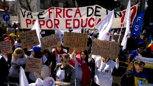 FOTO&VIDEO Protest al sindicatelor din Educație, împreună cu ANOSR, la Palatul Cotroceni: „Vă e frică de un popor educat?” / Scrisoare deschisă trimisă către Nicușor Dan