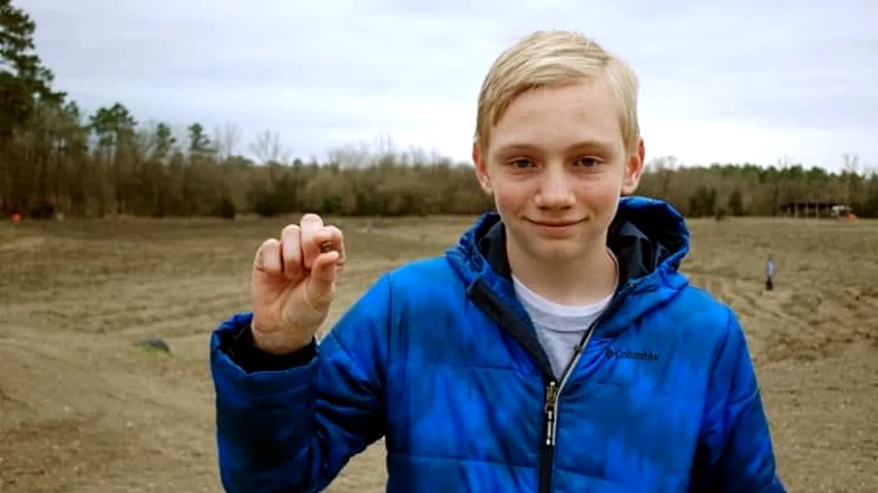 FOTO Un adolescent a descoperit un DIAMANT valoros în timpul unei plimbări cu familia într-un parc tematic