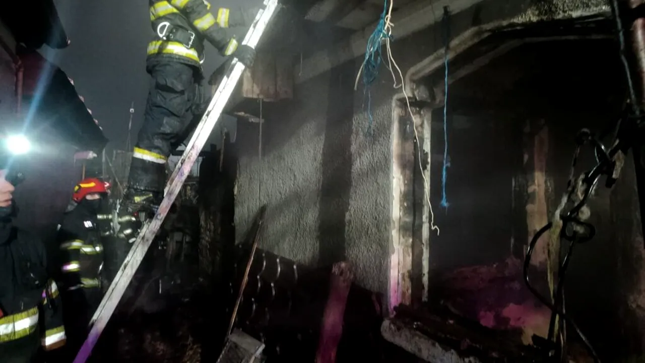 Doi morți într-un incendiu izbucnit la o casă din județul Bacău