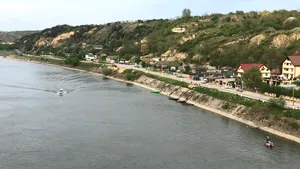 O barcă în care se aflau zeci de migranţi s-a răsturnat în Dunăre, în apropierea frontierei cu România