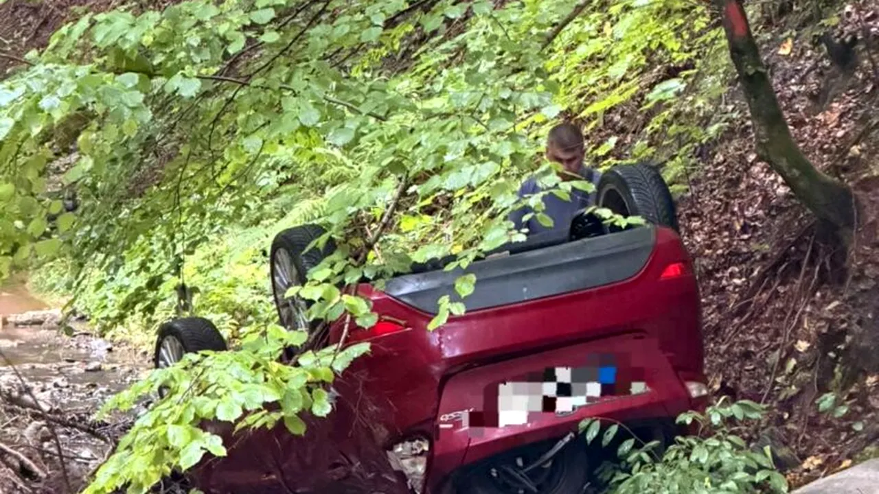 Accident pe DN74, în Alba. O mașină s-a răsturnat în râu. O persoană a refuzat transportul la spital