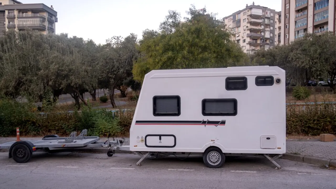 Trei ani într-o rulotă, în parcarea unui bloc din Toscana. Vecinii unui român au ajuns la prefect