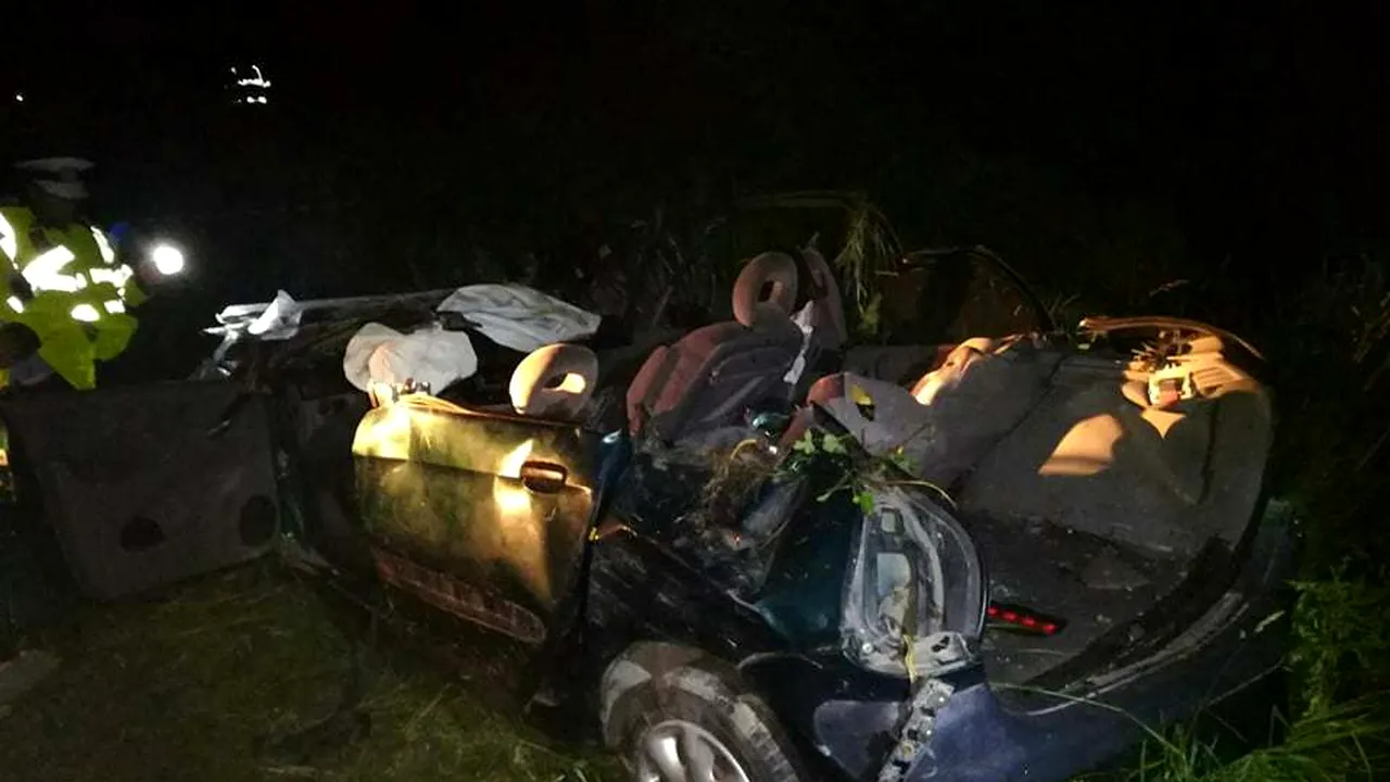 Accident grav în Timiş. Cinci persoane au murit şi un copil a fost rănit, după ce maşina în care se aflau s-a rostogolit de mai multe ori zeci de metri