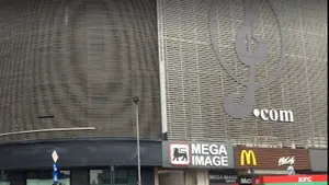 Sfârşitul unei ere: Supermarketul Mega Image de la parterul Unirea Shopping Center, din inima Bucureştiului, a fost închis după aproape 15 ani 