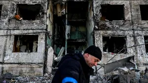 Pompierii salvează un câine dintr-o clădire distrusă de o rachetă rusească

