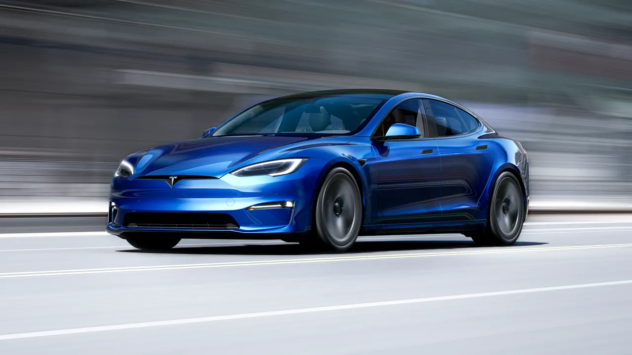 Poliţiştii au urmărit o maşină Tesla 15 minute. Şoferul a pornit pilotul automat şi apoi a adormit