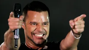 Ricky Martin a devenit tată de băieţi gemeni (Video)