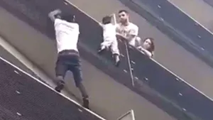 „Spider-Man din Paris” a primit, pe lângă cetăţenie, un loc de muncă. Şi-a început activitatea duminică