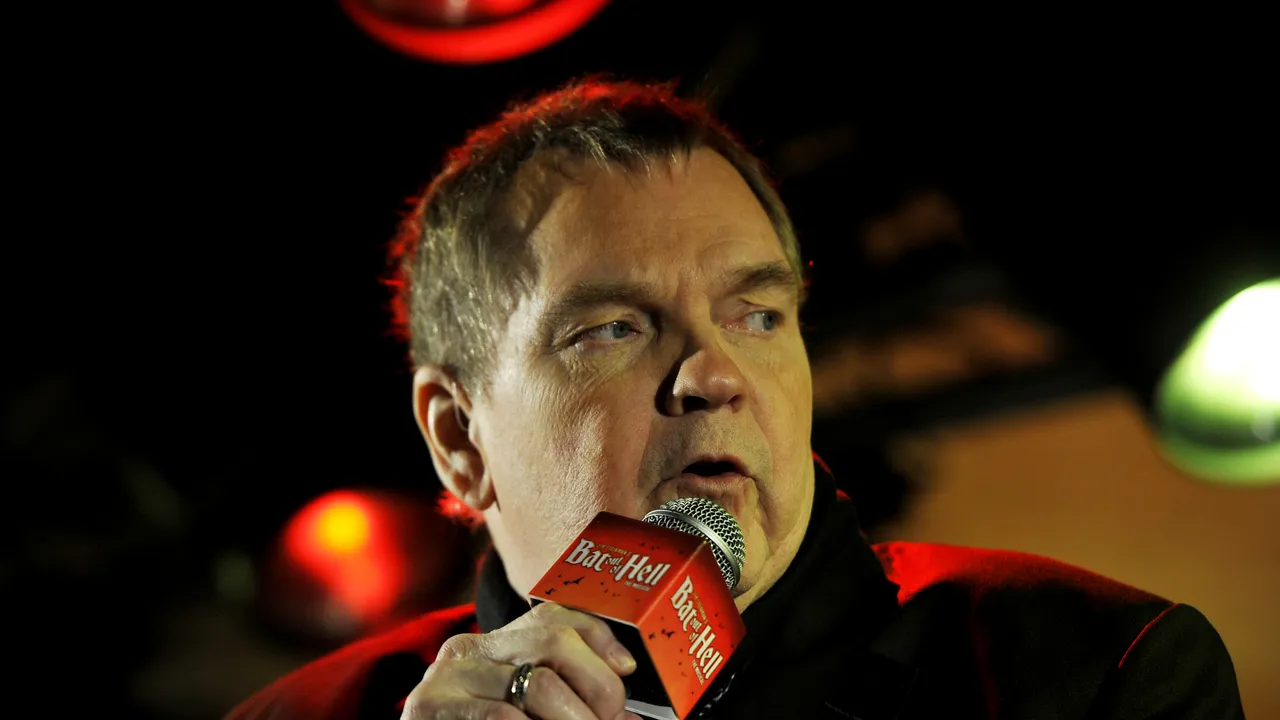 Internat de URGENŢĂ în spital, după ce a căzut de pe scenă. Momentul în care rockerul Meat Loaf se dezechilibrează şi îşi sperie fanii | VIDEO