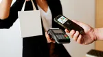 Trei tineri au furat date bancare din telefon și au generat un card virtual fraudulos