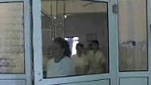 Fetiţă de 13 ani, bătută şi legată de părinţi într-o magazie