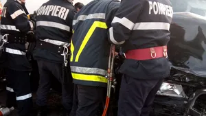 Doi răniţi grav în urma impactului dintre un tir şi un autoturism pe Valea Ursului, în Argeş | VIDEO