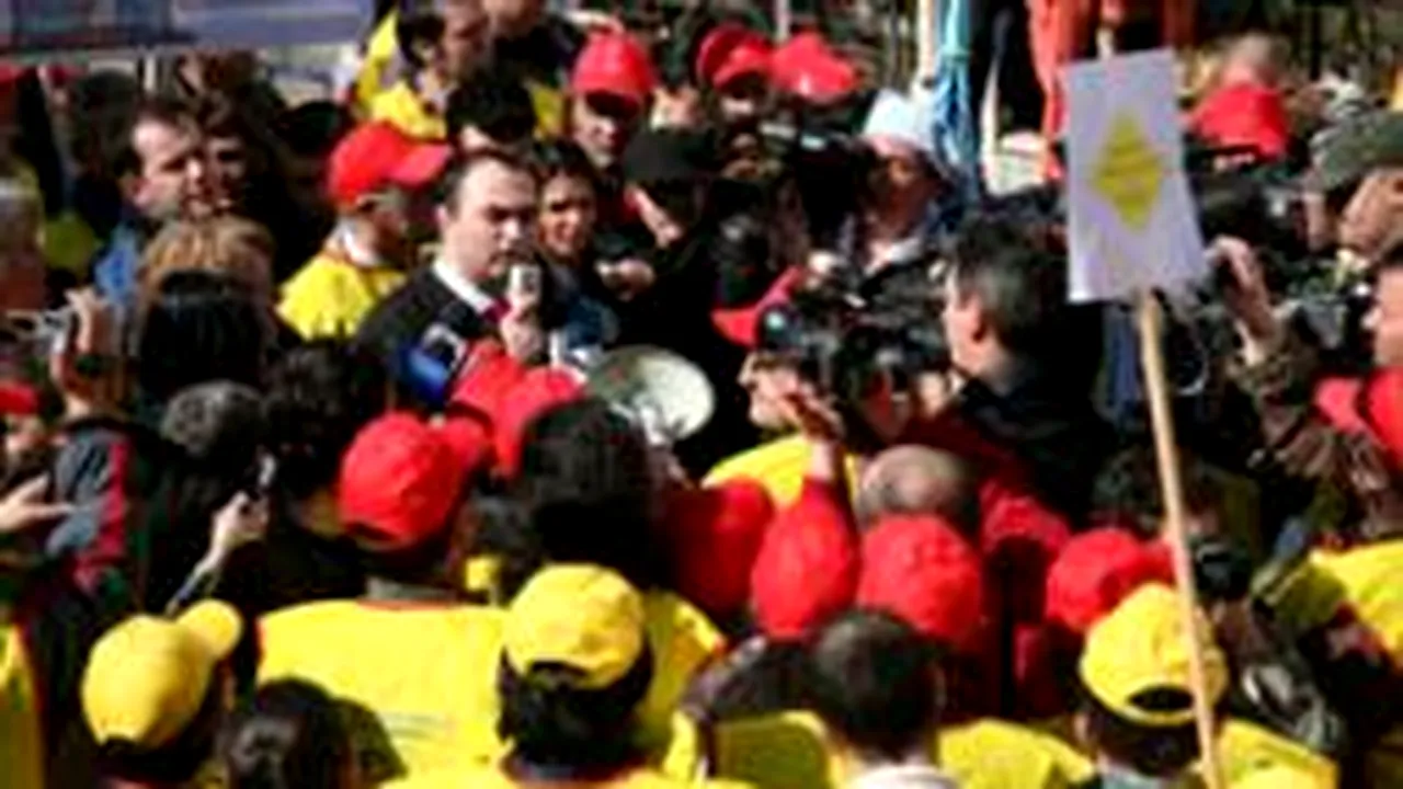 Over 600 Unionists Picket Education Ministry