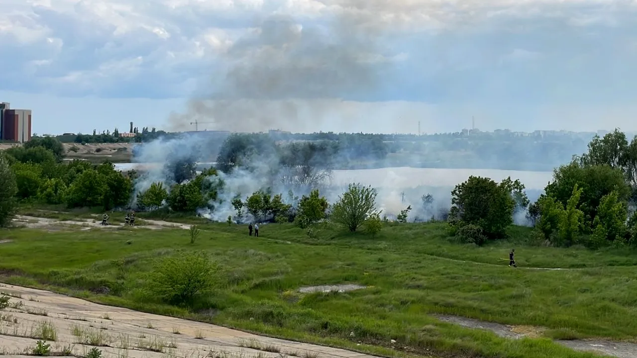 Incendiu puternic în Delta Văcăreşti, pe 30.000 de mp 