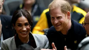 Pentru prima dată după patru ani, Harry și Meghan revin în Regatul Unit alături de copii