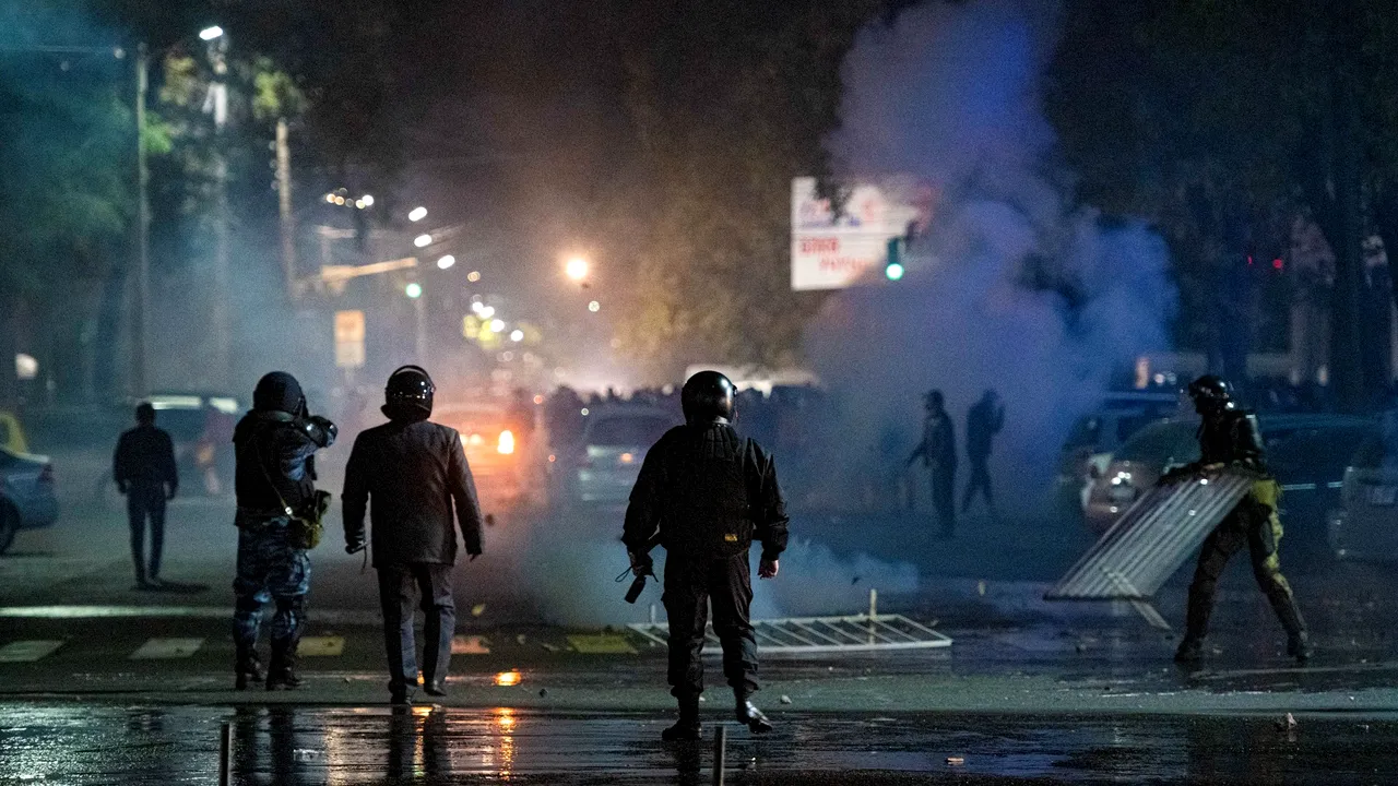 În pragul unei revoluţii. Protestatarii au ocupat sediul guvernului din Kârgâzstan şi l-au eliberat din închisoare pe fostul lider liber Atambayev