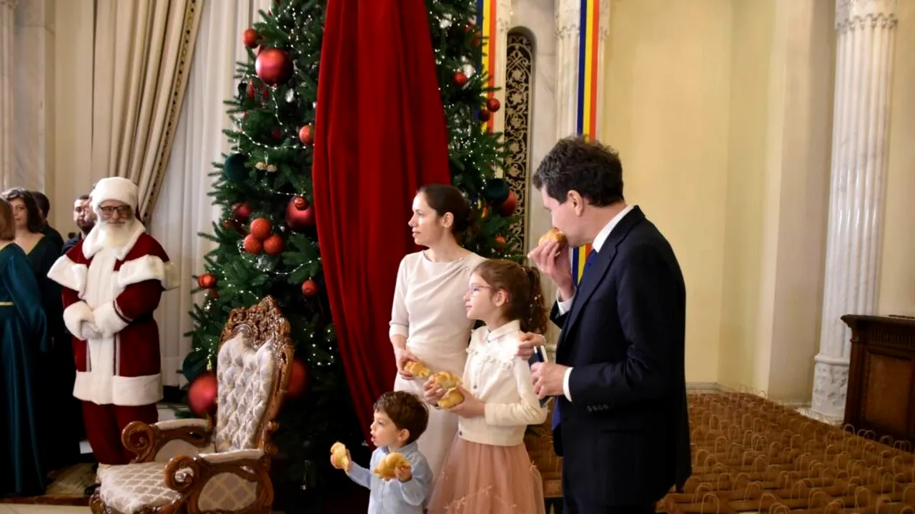 Nicușor Dan a gustat colăcei în timp ce colindătorii cântau la Cotroceni. Mirabela Grădinaru nu a cedat poftelor