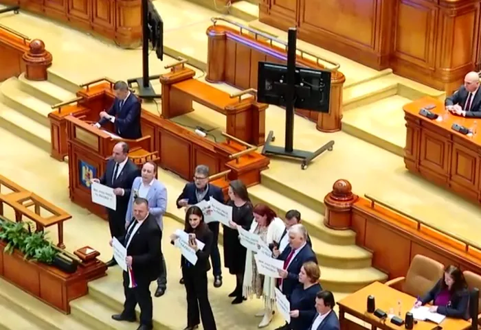 Live Text Scandal în Parlamentul României, în timpul dezbaterii cererii SUA privind trimiterea de forțe și echipamente în România, în contextul războiului din Iran