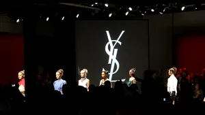 O reclamă a Yves Saint Laurent, interzisă pentru că prezenta o femeie periculos de slabă - FOTO