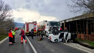 Grav accident în judeţul Hunedoara. Trei persoane implicate, două au murit