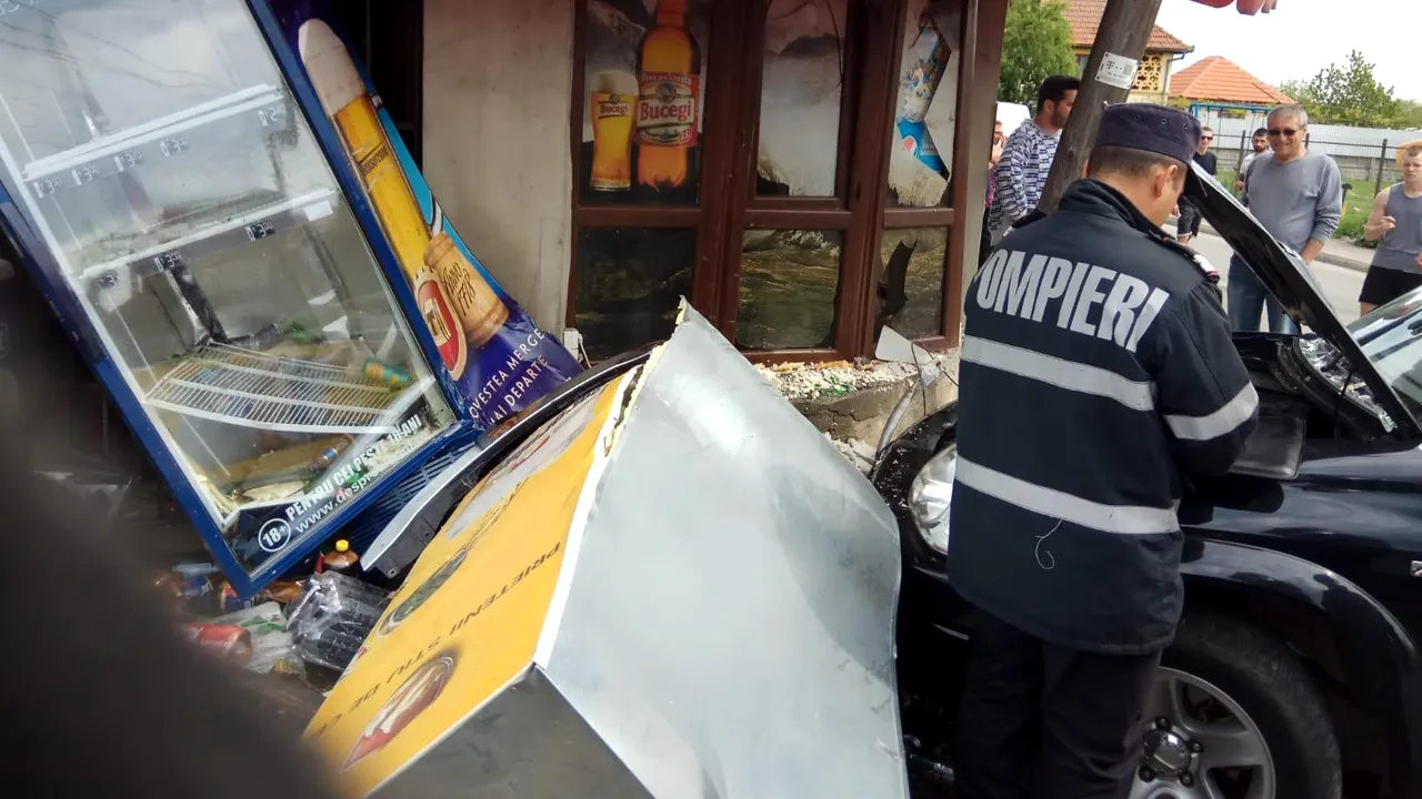 Accident în Târgu-Jiu: Un tânăr de 19 ani a intrat cu maşina într-un magazin | FOTO