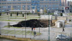 FOTO Crater uriaş, în parcarea unui spital din Napoli. Mai multe maşini au fost înghiţite de prăpastie