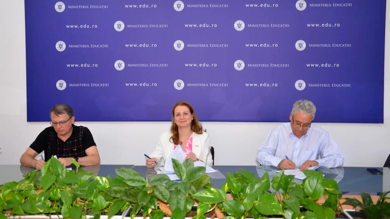 Ligia Deca şi liderii din învăţământul preuniversitar au semnat Contractul Colectiv de Muncă 