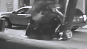 O şoferiţă s-a PRĂBUŞIT cu maşina în gol, de la etajul 7 al unei parcări. Episodul şocant, surprins de camerele video