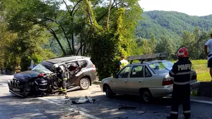 FOTO | Şase persoane rănite pe DN 7, în urma impactului dintre un TIR şi trei maşini