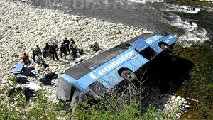 ACCIDENT ÎN PERU: Cel puţin 19 persoane au murit, după ce autobuzul în care se aflau a căzut într-o prăpastie