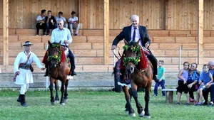 Vicepreşedintele PDL Ioan Oltean a călărit şi a ascuţit coasa la sărbătoarea unei comune bistriţene - FOTO
