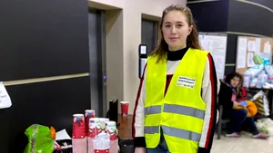 Translator voluntar într-un hotel plin de refugiaţi: Sunt oameni care au venit şi fără haine. Ei nu ştiu ce să facă în viitor 