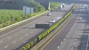 VIDEO Momentul în care un Tesla Model 3 pe pilot automat intră în plin într-un camion răsturnat