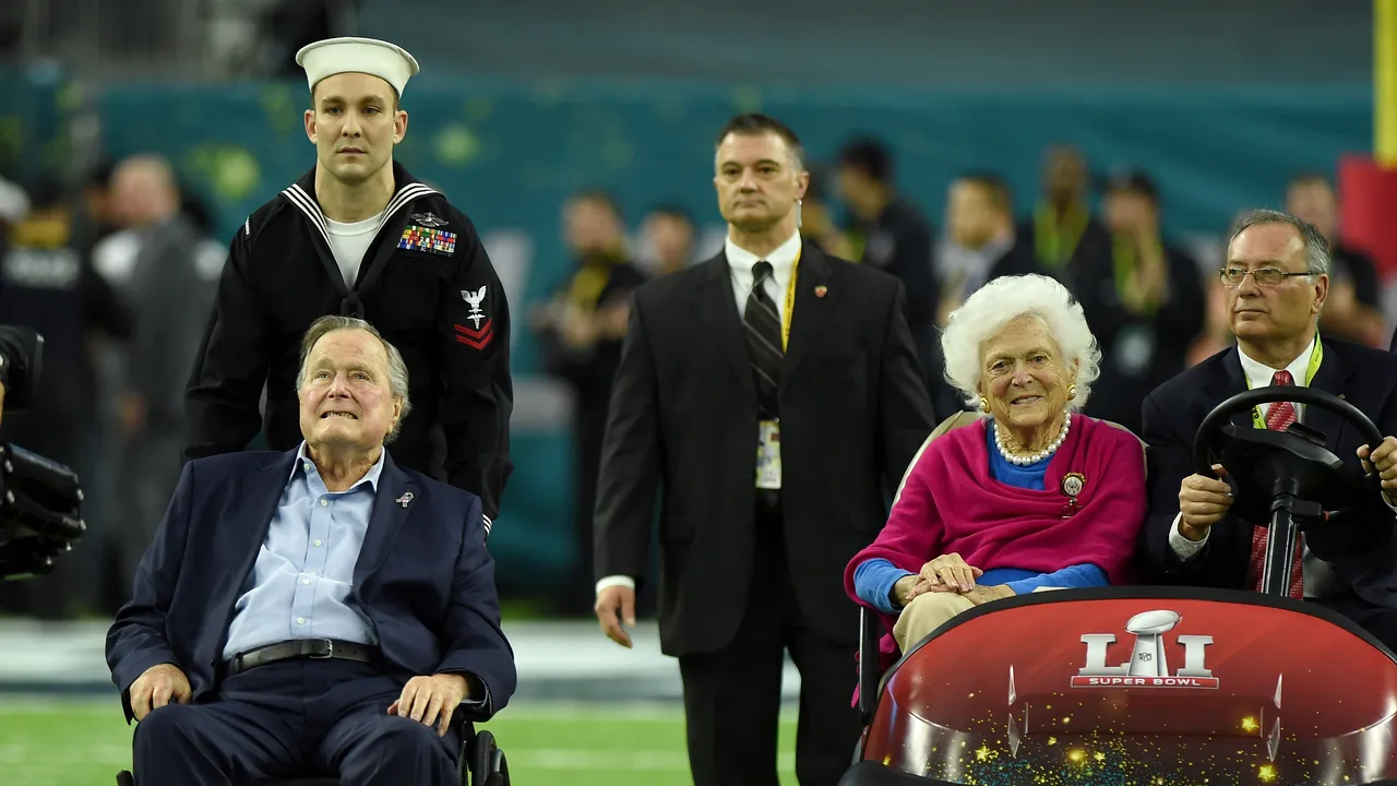 George H.W. Bush a cerut scuze unei actriţe după ce aceasta l-a acuzat de hărţuire sexuală
