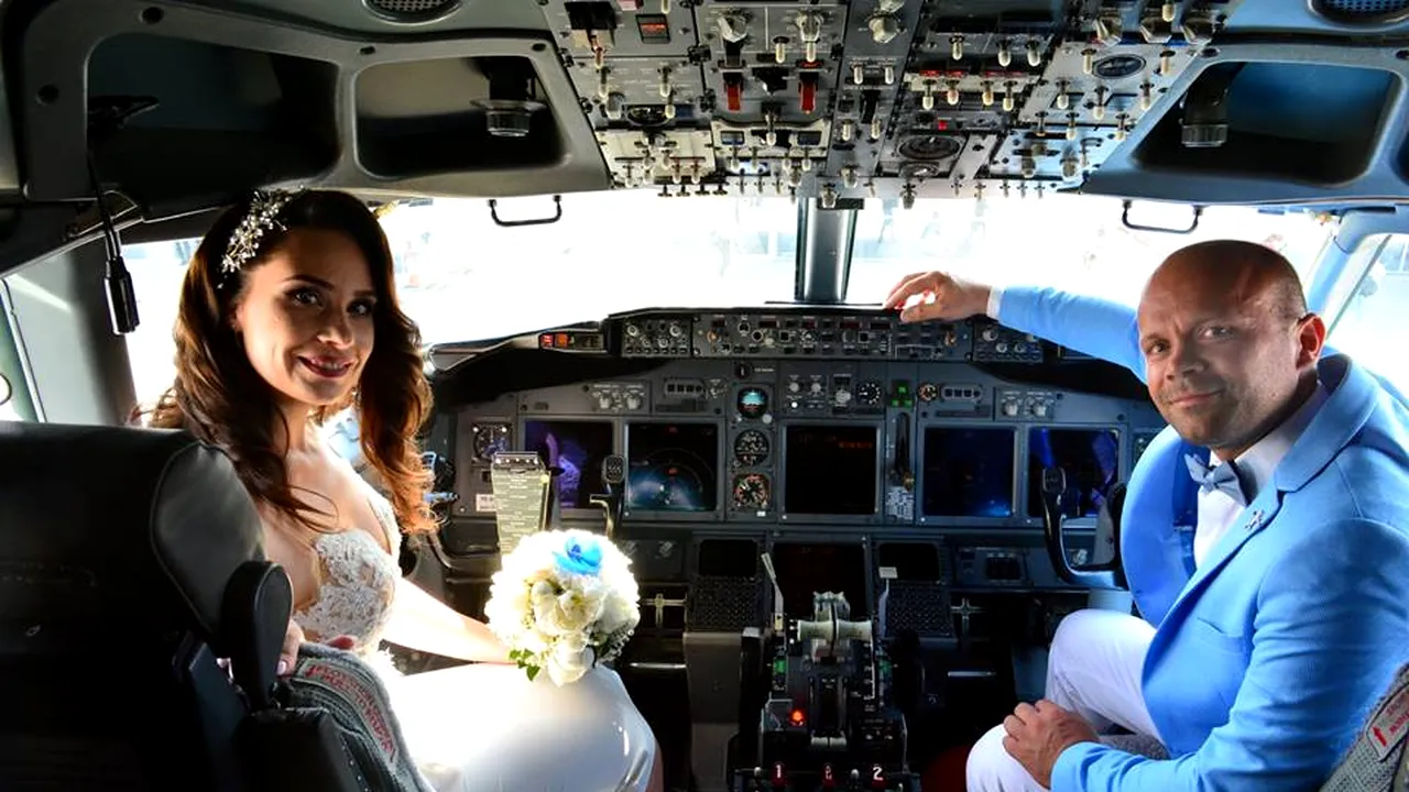 CĂSĂTORIE în avion: Un pilot din Iaşi s-a însurat la bordul aeronavei pe care o pilotează. Cununia a fost oficiată de către comandant | GALERIE FOTO