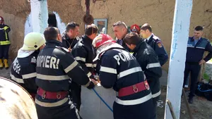 MOMENTUL când copilul căzut în fântână a fost salvat. Misiune dificilă şi riscantă/ Cel mic a fost transportat cu elicopterul la Bucureşti