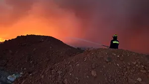 VIDEO Incendiu puternic, la groapa de gunoi din Arad. Pericol de extindere a flăcărilor / Mesaj RO-ALERT