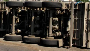 Pagubă pe şosea: 8 maşini noi distruse complet după ce autotrenul care le transporta s-a răsturnat