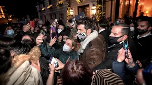 Back to normality? Actorul turc Can Yaman, amendat după ce fanii s-au îngrămădit să-l vadă la ieşirea din hotel, în plină pandemie