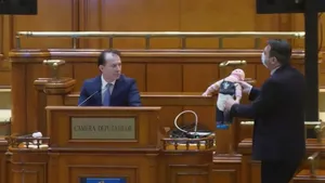 VIDEO Protest inedit în Parlament la dezbaterile pe buget: Membrii Guvernului au primit păpuşi de la PSD