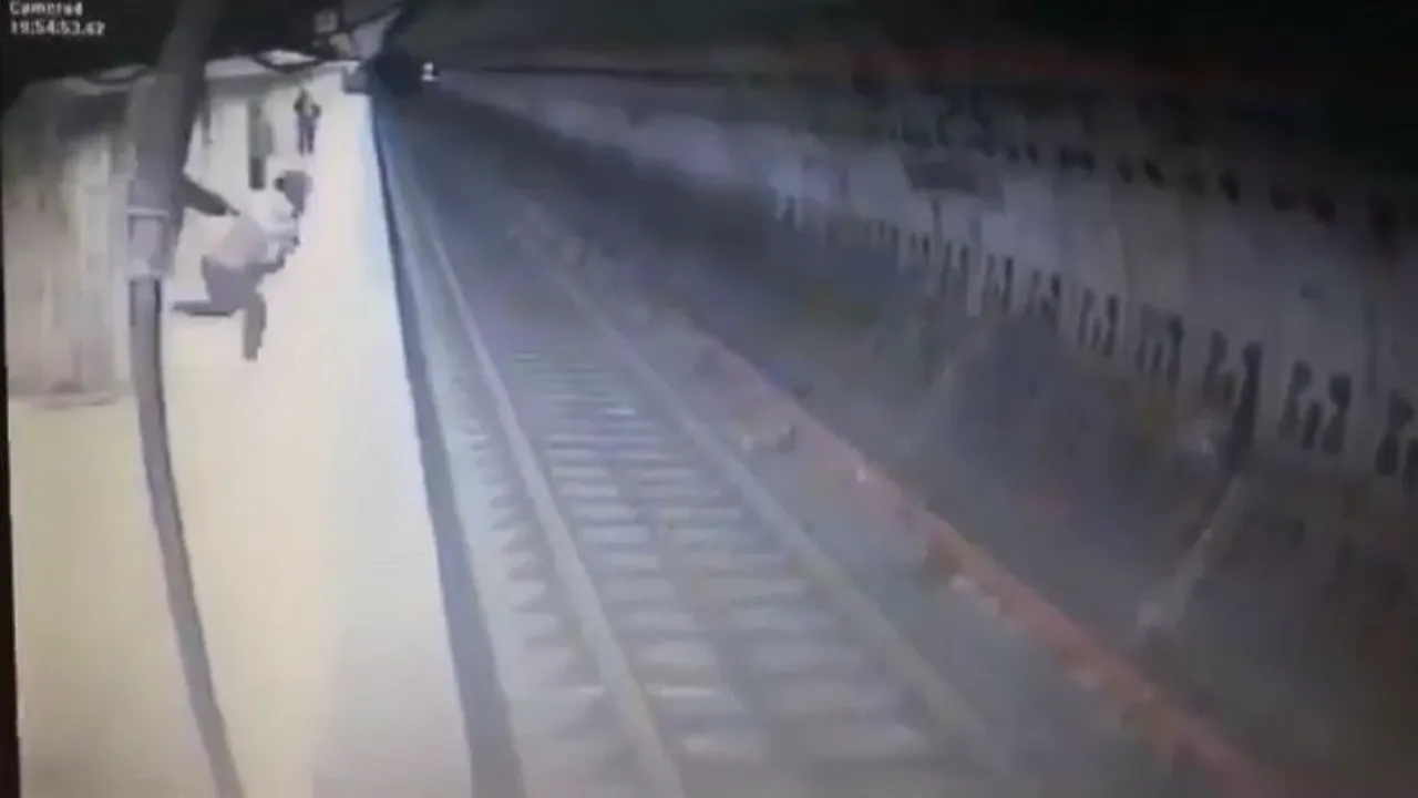 Putea fi prevenit incidentul de la Dristor? Ce spune tatăl tinerei de 20 de ani care a reuşit să se salveze după ce a fost împinsă de criminală: 112 m-a trimis la metrou. Aproape 2 ore am stat să-mi ia declaraţia/ Carmen Dan: O anchetă internă este deja în derulare
