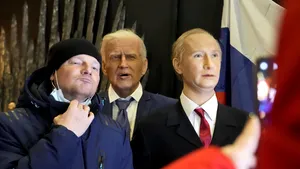 Statuia de ceară a lui Vladimir Putin a fost eliminată din expoziţia unui muzeu din Paris. Dictatorul rus, comparat cu Hitler 