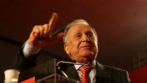 Ion Iliescu a împlinit 90 de ani. Fostul preşedinte îşi sărbătoreşte ziua de naştere alături de soţie: Nu-i ca la 19, dar capul e întreg